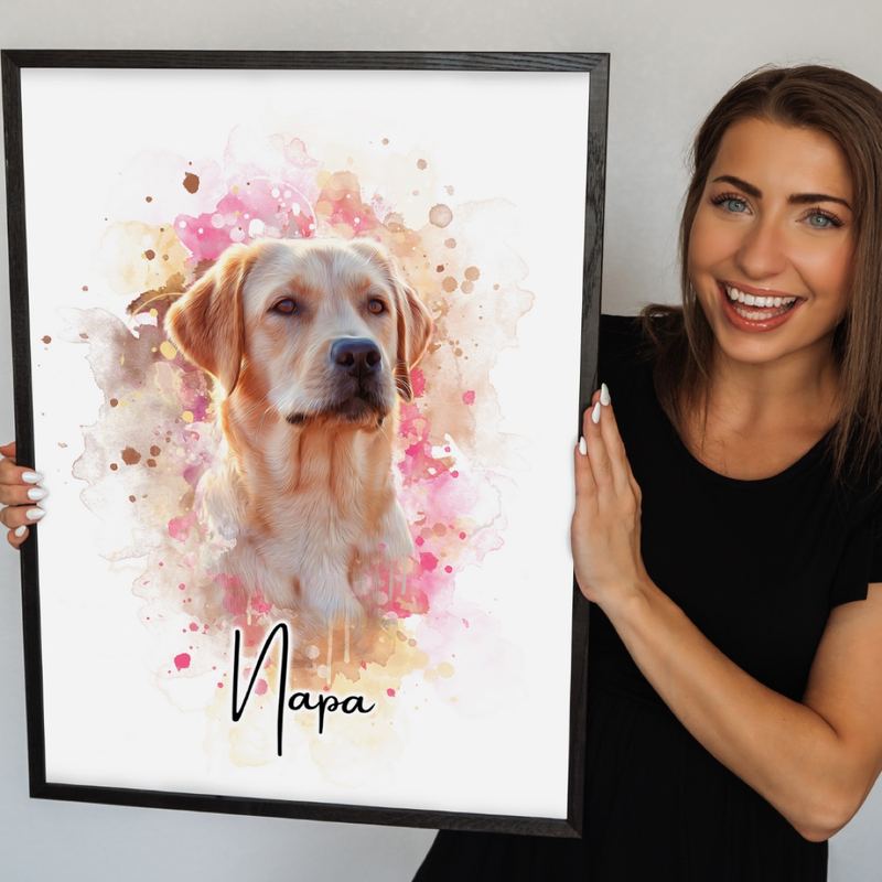 Een lachende vrouw houdt het waterverf portret van Napa, haar golden retriever, omhoog